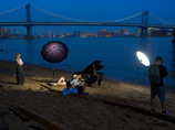 Рояль под мостом: в Нью-Йорке на берег вынесло новую городскую достопримечательность (ФОТО)