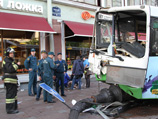 Пассажирский автобус, следовавший по Невскому проспекту, внезапно въехал на тротуар и врезался в пешеходов