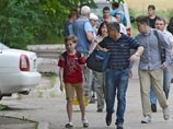 Еще 375 семей беженцев с Украины перешли на российскую территорию на границе с Белгородской областью, сообщил Астахов. Все они обратились в ФМС РФ: подавляющее большинство - за временным убежищем, некоторые - за статусом беженца
