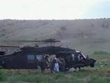 На записи видно, как вертолет Blackhawk садится на площадке, на которой рядом с двумя парламентерами-талибами стоит Боуи Бергдал, выбритый и в белой рубашке