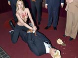 Полуголая активистка Femen "разбила голову Путину" в парижском музее (ФОТО) Полуголая активистка Femen "разбила голову Путину" в парижском музее (ФОТО)