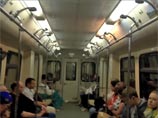 Таинственные душевые лейки на поручнях в вагоне столичного метро оказались инсталляцией художника по имени Петёк