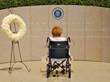 92-летняя бывшая первая леди возложила цветы на могилу Рейгана в президентской библиотеки в Сими-Вэлли в десятилетнюю годовщину его смерти