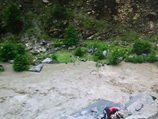 Двумя днями ранее, 4 июня рейсовый микроавтобус "УАЗ-452", следовавший из села Шаури в Махачкалу, попал под камнепад, сорвался с обрыва и упал в реку на границе Цунтинского района Дагестана