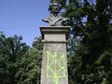 Неизвестные надругались над памятником Александру Пушкину, который расположен в сквере Поэзии в Харькове