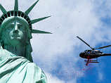 Статую Свободы в Нью-Йорке в "День Д" осыпали с вертолетов лепестками роз