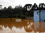 Подготовку к чемпионату мира по футболу в Бразилии, которая и так проходит далеко не идеально, осложнила погода: сильные дожди вызвали наводнение в одном из штатов, причем произошло это за несколько дней до начала грандиозного спортивного мероприятия