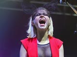 В финале песни "Любит наш народ" вторая вокалистка группы Алиса Вокс-Бурмистрова полностью разделась, а Шнуров прокомментировал: "Если окончательно запретят мат, то что нам останется делать? Будем просто е*****я на сцене"