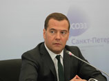 Премьер Дмитрий Медведев отблагодарил интернет-пользователей своим первым селфи