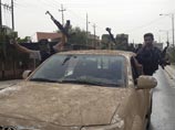 Боевики группировки "Исламское государство Ирака и Леванта", Мосул, 12 июня 2014 года Боевики группировки "Исламское государство Ирака и Леванта", Мосул, 12 июня 2014 года