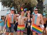 Тель-Авив окрасился в ставшие традиционными для секс-меньшинств цвета радуги. Люди несли лозунги, призывающие к защите прав ЛГБТ-сообщества, красовались плакаты с надписями "Я горжусь тем, что я израильтянин".