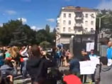 У посольства России в Киеве собрался митинг, ограду обложили покрышками, есть нецензурные лозунги