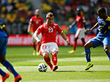Футболисты сборной Эквадора после первого тайма выигрывают у команды Швейцарии со счетом 1:0
