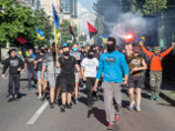 Харьковские евромайдановцы и ультрас футбольного клуба "Металлист" провели шествие к генконсульству РФ. 14 июня у стен посольства РФ в Киеве произошли беспорядки Харьковские евромайдановцы и ультрас футбольного клуба "Металлист" провели шествие к генконсульству РФ. 14 июня у стен посольства РФ в Киеве произошли беспорядки