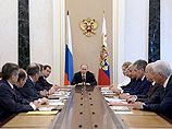 Президент России Владимир Путин накануне поздно вечером провел очередное оперативное совещание с постоянными членами Совета безопасности России