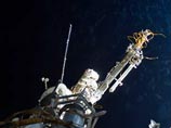 Российские космонавты, впервые побывавшие в открытом космосе, "не растерялись" и прикрутили антенну проволокой