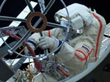 Двое российских космонавтов, впервые побывавших в открытом космосе, "не растерялись" и прикрутили антенну проволокой