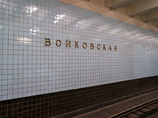 На рельсы столичного метро упал человек, движение на части "зеленой" ветки остановлено На рельсы столичного метро упал человек, движение на части "зеленой" ветки остановлено