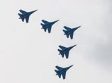 Кульминацией мероприятия стало исполнение фигур высшего пилотажа асов авиационной группы "Русские витязи" и подъем 10-метрового знака "Армия России"