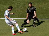 В первой половине игры южноамериканцы владели ощутимым преимуществом и создали несколько опасных моментов в атаке, однако когда дело доходило до решающего удара аргентинцам не хватало точности