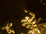 Рассмотрев фотографии поверхности Титана, самого крупного спутника шестой планеты Солнечной системы, ученые заметили в одном из "озер" небесного тела странный объект, который сначала появился, а затем пропал