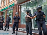 В Полтаве российские банки облили краской и расписали нецензурными надписями про Путина В Полтаве российские банки облили краской и расписали нецензурными надписями про Путина