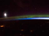 NASA опубликовало снимок ночной Москвы, северного сияния и свечения атмосферы Земли
