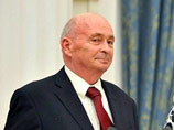 Путин наградил грамотой австрийского пенсионера, издавшего книгу с именами тысяч погибших в Австрии красноармейцев Путин наградил грамотой австрийского пенсионера, издавшего книгу с именами тысяч погибших в Австрии красноармейцев