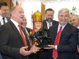 Юбиляр Зюганов получил ордена от Путина и патриарха, а также подарок "с серьезным намеком" Юбиляр Зюганов получил ордена от Путина и патриарха, а также подарок "с серьезным намеком"
