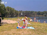 В Новокузнецке ищут пилота вертолета, приземлившегося на людный пляж, чтобы высадить девушку в купальнике (ВИДЕО)
