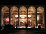 В здании знаменитого музыкального театра Нью-Йорка Метрополитен-оперы вандал разрисовал краской картины и скульптуры, выведя на них нецензурные надписи