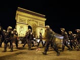 Во Франции ликующие из-за выхода Алжира в 1/8 финала ЧМ фанаты нападали на полицию и жгли автомобили 