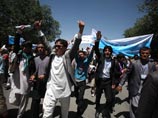 В столице Афганистана Кабуле тысячи жителей страны, поддерживающих кандидата в президенты Абдуллу Абдуллу, блокировали в пятницу часть подъездов к дворцу главы государства после сообщения о массовых фальсификациях на выборах