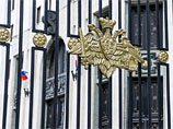 Между тем Минобороны России сообщает, что "Адмирал Левченко" занят выполнением "ряда задач по демонстрации Военно-морского флага России и возобновлению присутствия в северо-западных районах" Между тем Минобороны России сообщает, что "Адмирал Левченко" занят выполнением "ряда задач по демонстрации Военно-морского флага России и возобновлению присутствия в северо-западных районах"