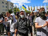 У здания администрации президента Украины Петра Порошенко на Банковой улице в центре Киева собрался многотысячный митинг с требованиями прервать недействующее перемирие и ввести военное положение на востоке страны У здания администрации президента Украины Петра Порошенко на Банковой улице в центре Киева собрался многотысячный митинг с требованиями прервать недействующее перемирие и ввести военное положение на востоке страны