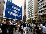 Люди вышли на улицы в 17-ю годовщину передачи Гонконга Китаю, несмотря на жару и проливные дожди, чтобы добиться проведения прямых всеобщих выборов в 2017 году
