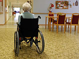 Сотрудница британского дома престарелых вымазала  экскрементами лицо 97-летнего старика, умирающего от рака