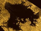 В одном из озер на Титане в конце мая ученые зафиксировали странный объект, который сначала появился, а затем пропал. По мнению исследователей, непонятный "белый сгусток" может быть айсбергом или скоплением пузырьков газа