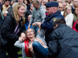 В Швеции Femen прервала речь премьер-министра: он замолчал, увидев подбежавших к сцене и оголившихся женщин В Швеции Femen прервала речь премьер-министра: он замолчал, увидев подбежавших к сцене и оголившихся женщин