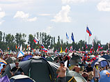 Музыкальный рок-фестиваль "Нашествие", который называют "Русским Вудстоком", открылся в пятницу, 4 июля, в Большом Завидово Тверской области