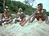 Среди аборигенов можно выделить более 500 различных народов со своей культурой. До колонизации в Австралии насчитывалось свыше 700 языков, от которых к настоящему времени осталось всего 250