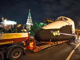 В Москве в ночь на воскресенье прошла инженерная спецоперация: 50-тонный космический челнок "Буран" по улицам города перевезли из Центрального парка отдыха имени Горького на ВДНХ В Москве в ночь на воскресенье прошла инженерная спецоперация: 50-тонный космический челнок "Буран" по улицам города перевезли из Центрального парка отдыха имени Горького на ВДНХ
