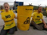 Румынские активисты экологической организации Greenpeace устроили акцию протеста около бурильной установки американской нефтегазовой компании Chevron Corporation, которая приступила к разведке сланцевого газа возле села Пунгешть на северо-востоке страны