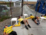 Активисты Greenpeace приковали себя к бурильной установке Chevron, протестуя против добычи сланцевого газа в Румынии Активисты Greenpeace приковали себя к бурильной установке Chevron, протестуя против добычи сланцевого газа в Румынии