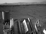 На первом снимке, сделанной правой навигационной камерой Curiosity, в верхнем правом углу, над холмами, можно видеть яркую точку. Поскольку снимок черно-белый, небольшая точка имеет белый цвет