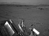 На втором снимке, который был сделан уже левой навигационной камерой Curiosity спустя примерно 30 секунд, яркий объект был зафиксирован в районе холмов