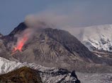 Шивелуч "отмечает" День вулкана на Камчатке - четыре выброса пепла подряд