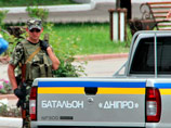 В районе поселка Широкий на украинской территории он был остановлен неизвестными, одетыми в форменное обмундирование военного образца с шевронами украинского спецподразделения "Днепр" В районе поселка Широкий на украинской территории он был остановлен неизвестными, одетыми в форменное обмундирование военного образца с шевронами украинского спецподразделения "Днепр"