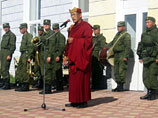 Буддийский лама помогает проходить адаптацию новобранцам российской армии в Бурятии