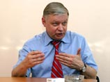 Экс-сотрудник американских спецслужб Сноуден попросил ФМС оставить его в России Экс-сотрудник американских спецслужб Сноуден попросил ФМС оставить его в России